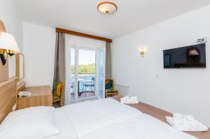 杜布罗夫尼克Villa Paradiso 2的酒店客房设有一张床和一个阳台。
