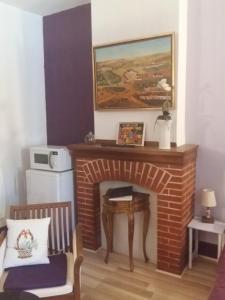 马扎梅Quai de l ' Arnette的客厅设有砖砌壁炉和桌子