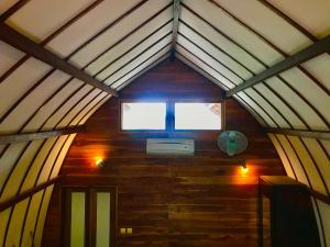 吉利特拉旺安红棉树小屋旅馆的一间小房间,房子里设有窗户