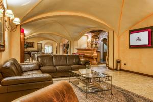 坎波巴索圣乔吉欧酒店的客厅配有沙发和桌子