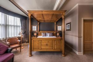 斯塔福德The Swan Hotel, Stafford, Staffordshire的一间卧室,卧室内配有一张天蓬床