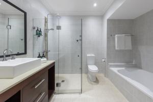 波高尔宾voco™ Kirkton Park Hunter Valley, an IHG Hotel的一间带水槽、卫生间和淋浴的浴室