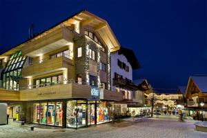 圣安东阿尔贝格PETE Alpine Boutique Hotel - klein und fein - Private SPA Suiten und Zimmer的街上的一座建筑