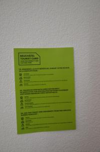 纳沙泰尔萨尔斯33号度假公寓的墙上的绿纸