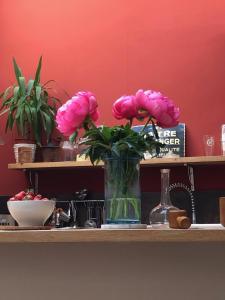 阿维尼翁德玛戈别墅住宿加早餐旅馆的放在架子上的粉红色花瓶