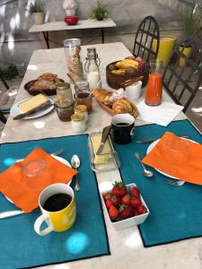 阿维尼翁德玛戈别墅住宿加早餐旅馆的餐桌,早餐食品,咖啡和草莓