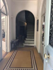 阿维尼翁德玛戈别墅住宿加早餐旅馆的走廊上设有楼梯和门