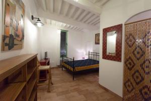 穆斯捷-圣玛丽拉博讷埃托利酒店 - 好之星的一间设有卧室的客房,卧室内配有一张床