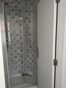 洛里加EntreSocalcos的浴室里设有玻璃门淋浴