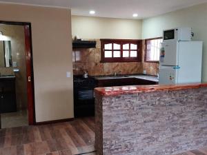 维拉卡洛斯帕兹Cabañas Layken的厨房配有白色冰箱和台面
