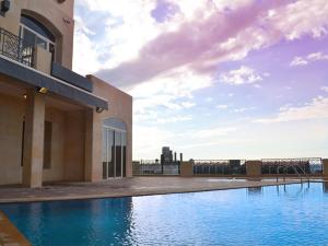 特拉布洛斯拉穆尼亚酒店的享有带游泳池的建筑景致