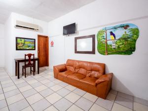圣克鲁斯华特库OYO Hotel Betsua Vista Hermosa, Huatulco的客厅配有沙发和桌子