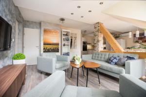 萨格勒布Apartment Zagreb Deluxe的客厅配有沙发和椅子