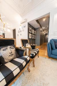 里斯本阿文尼达斯极乐里斯本公寓的客厅配有两把椅子和一张沙发