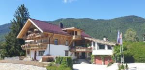 蒂尔塞Aparthotel Buchauer-Tirol的带阳台的大型木屋
