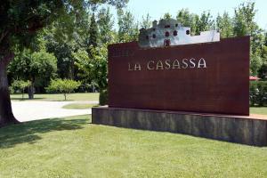 圣格雷戈里奥Mas la Casassa的公园里的一个标语