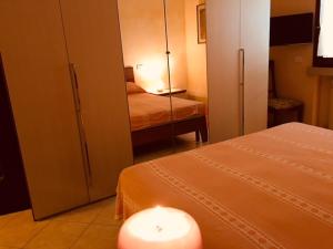 西尔米奥奈Perla Sirmione的一间设有两张床的客房,地板上设有蜡烛