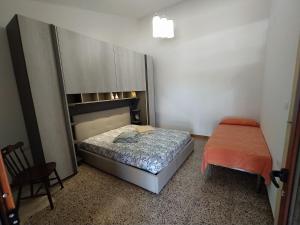 康特港Agriturismo da Pina的一间小卧室,配有一张床和一把椅子