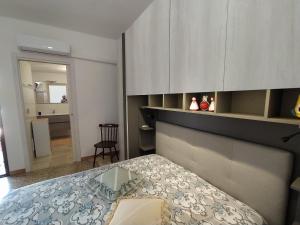 康特港Agriturismo da Pina的一间卧室配有一张带玻璃桌的床