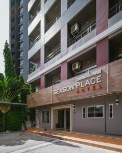 曼谷季节地方酒店的一座公寓楼,上面有Sasaki place酒店的标志