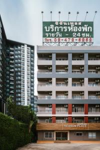 曼谷季节地方酒店的一座大建筑,上面有标志