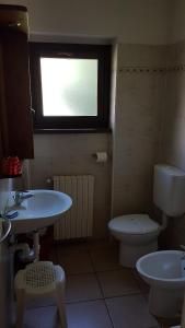 巴多尼奇亚莱斯拉克丝公寓酒店的一间带水槽和卫生间的浴室以及窗户。