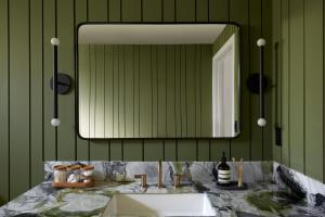 圣路易斯-奥比斯保圣路易斯朗泉旅舍的一间带水槽和镜子的浴室