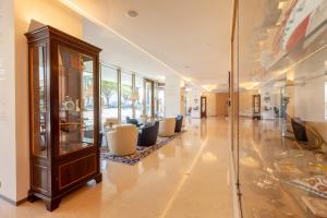 马托西纽什波尔图海酒店的一个带沙发和玻璃墙的大堂