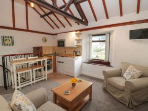 巴纳德城堡Kirkcarrion Cottage的客厅配有沙发和桌子
