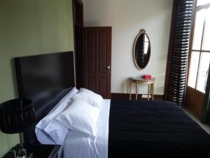 波尔图GuestReady - Belle Époque-Apartments的卧室设有黑白床和窗户。