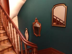 波尔图GuestReady - Belle Epoque Apartmento - 3.1的楼梯旁墙上的镜子