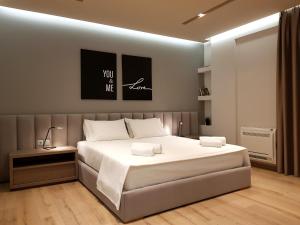 萨兰达ArtNest Luxury Hotel & Suites的卧室配有一张白色大床