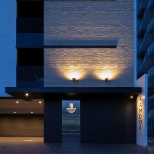 札幌Randor Hotel Sapporo Suites的建筑的外墙,上面有灯