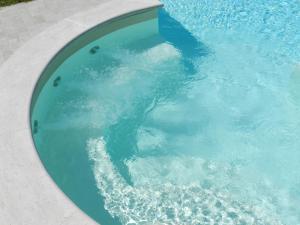 布鲁法Appartamenti Brufa Civico 13/17的游泳池里的蓝色海水
