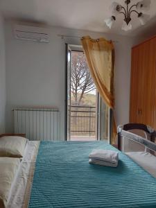 布鲁法Appartamenti Brufa Civico 13/17的一间卧室设有一张床和一个大窗户