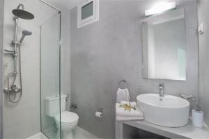 卡沃斯Finata Studios的白色的浴室设有水槽和卫生间。