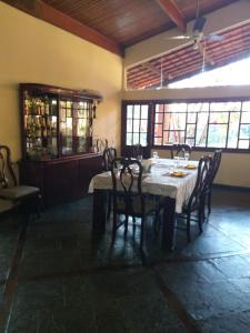 Boituva Rancho dos Arcos餐厅或其他用餐的地方