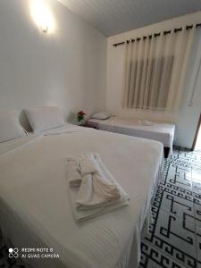 巴雷里尼亚斯Chalé Marinas的一间卧室配有两张带毛巾的床