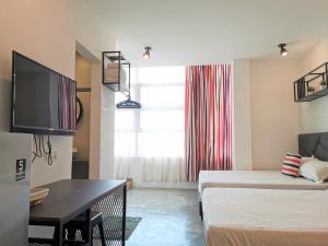 麻坡MWV Suite Room (MUAR)的小型客厅配有床和电视