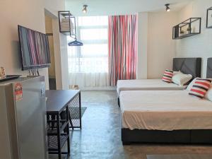 麻坡MWV Suite Room (MUAR)的小房间设有两张床和一台冰箱