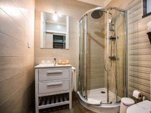 坎普马约尔Olívale - Turismo Rural的带淋浴、盥洗盆和卫生间的浴室