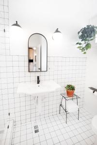 格林维尔Modal的白色的浴室设有水槽和镜子