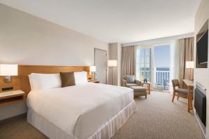 蒙特雷克莱门特蒙特利洲际酒店的一间酒店客房,设有一张大床和一个大窗户