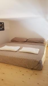 马里迪莫La casa a due passi dal mare的两张位于房间的床,配有两个枕头