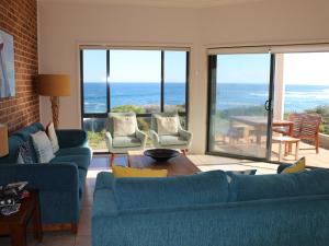 安娜湾Ocean Views air conditioned luxury with beautiful ocean views的客厅设有蓝色沙发,享有海景