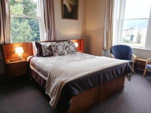 蒂阿瑙蒂安瑙旅舍的卧室配有床、椅子和窗户。