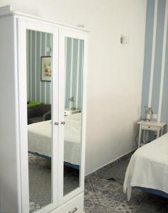 弗洛里亚纳Door Eight的卧室和卧室的镜子