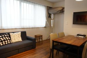 滨松Culinary Bed&Art 404的客厅配有沙发和桌子