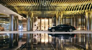 重庆重庆来福士洲际酒店的停在大楼中间的汽车