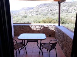 斯陶帕Lithino Villas的美景阳台配有桌椅